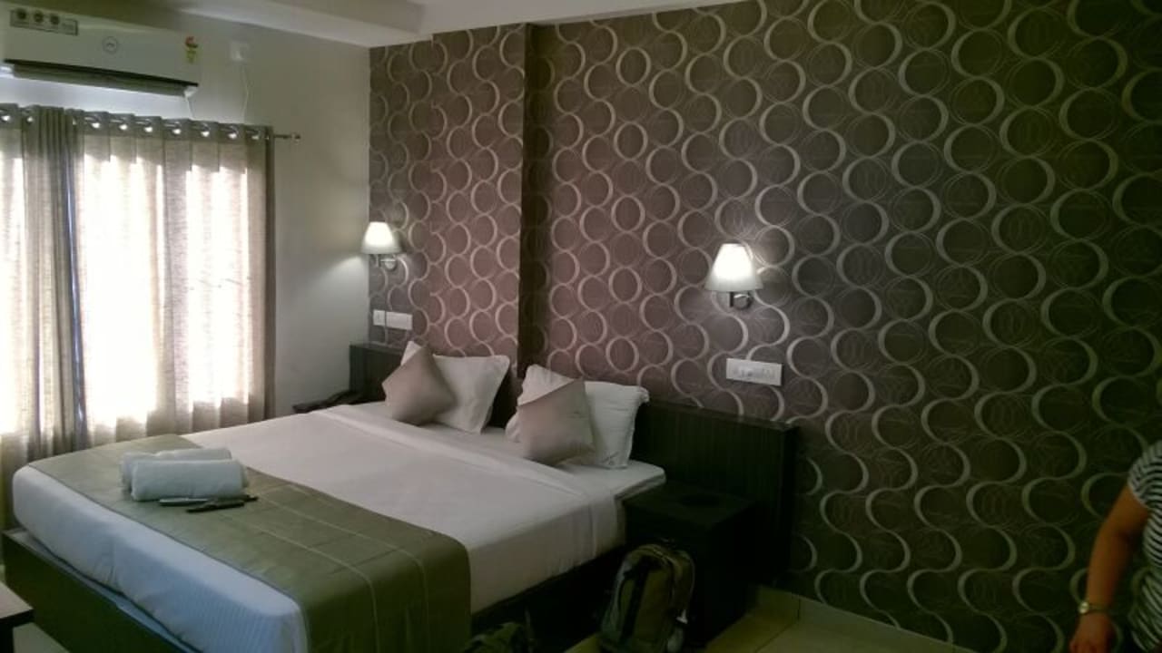 Zimmer South Gate Residency