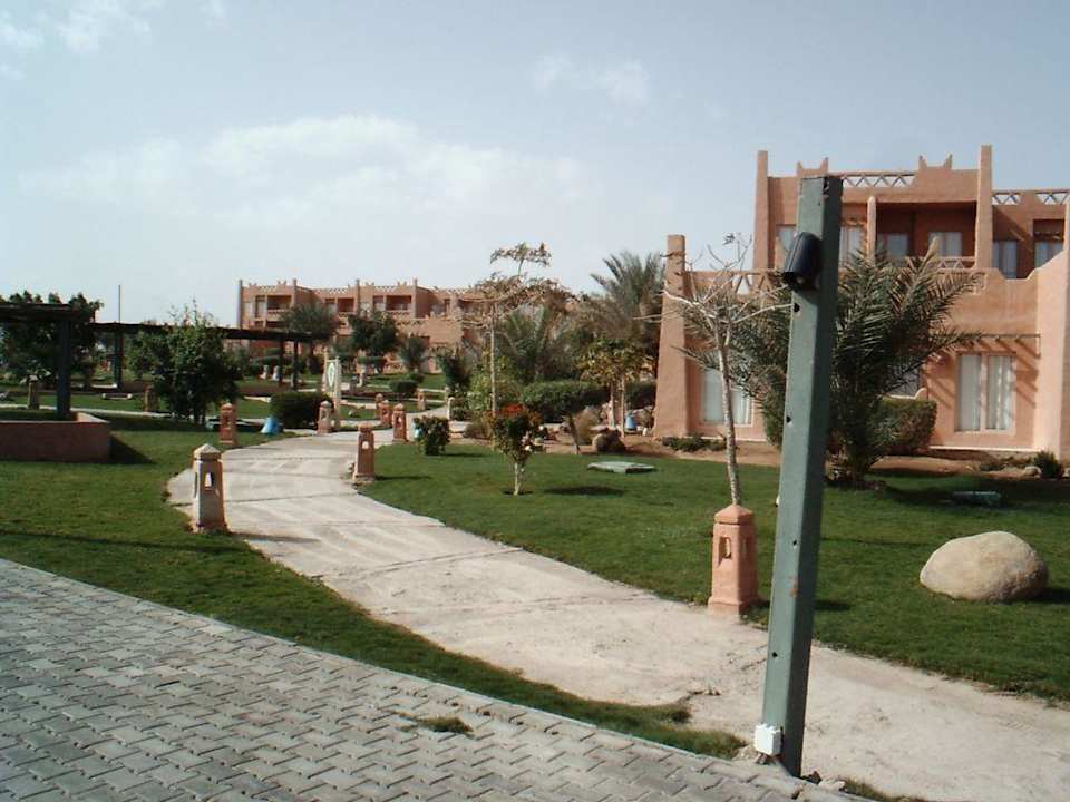 Blick auf ein Teil der Anlage vom Strand aus Hotel Hauza Beach Resort