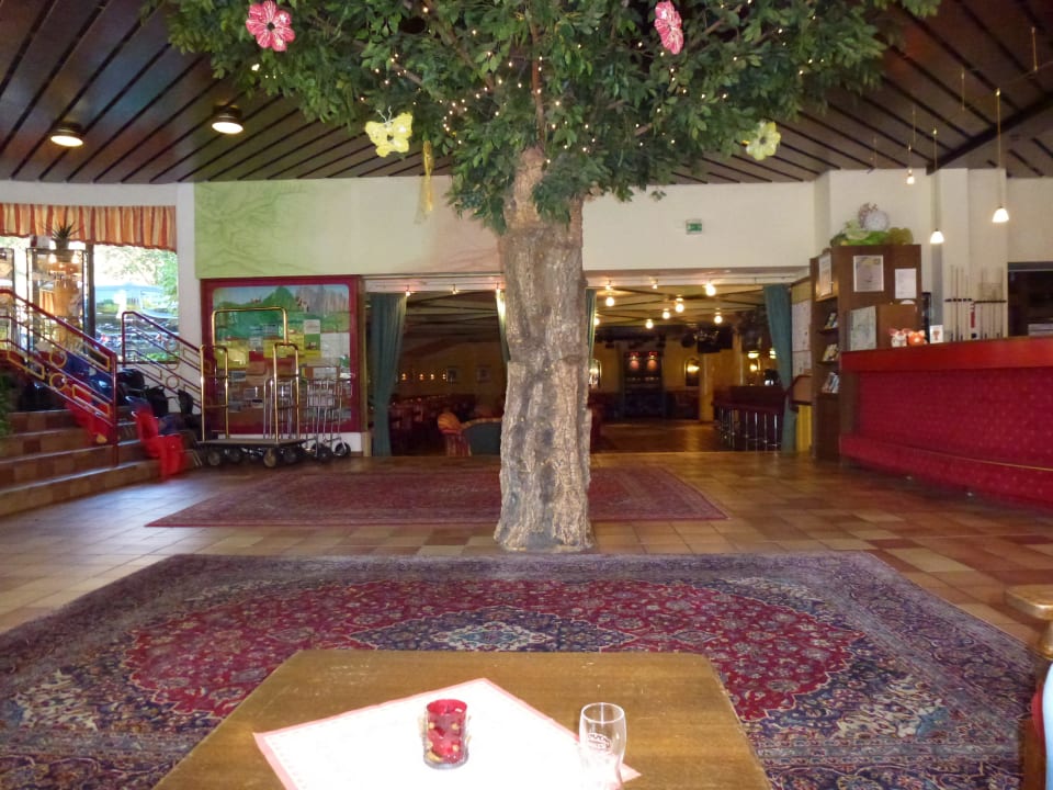 Eingangsbereich mit Rezeption (rechts) Hotel Bellevue am See