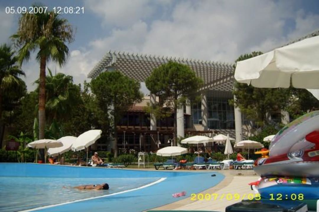 Wellenpool und Hauptgebäude Dobedan World Palace Kemer