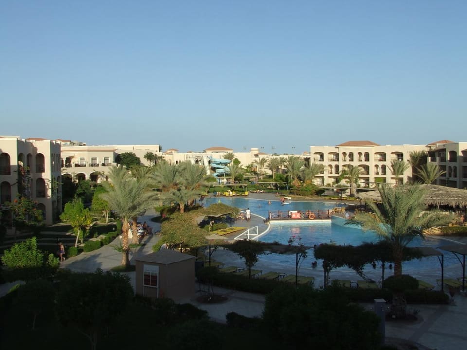 Widok na basen hotelowy Jaz Mirabel Park & Club