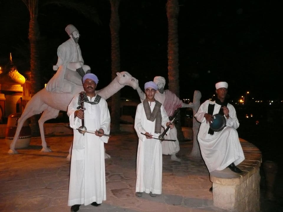 Abends am Eingang Pickalbatros Alf Leila Wa Leila Resort - Neverland Hurghada