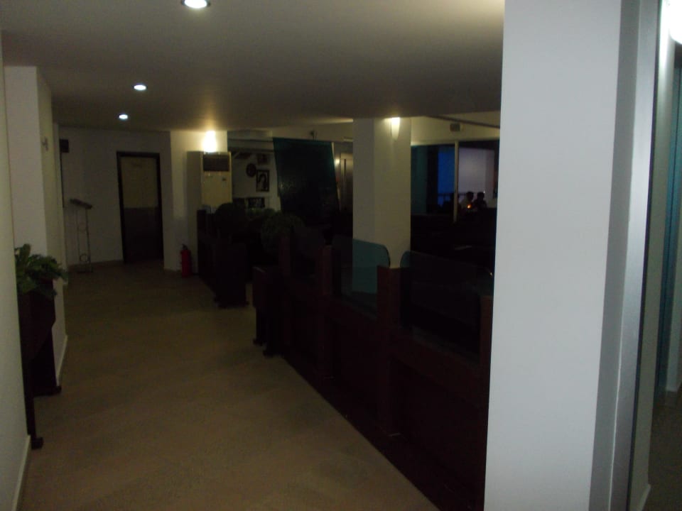 Gang zwischen großen und kleinen Pool Blue Diamond Alya