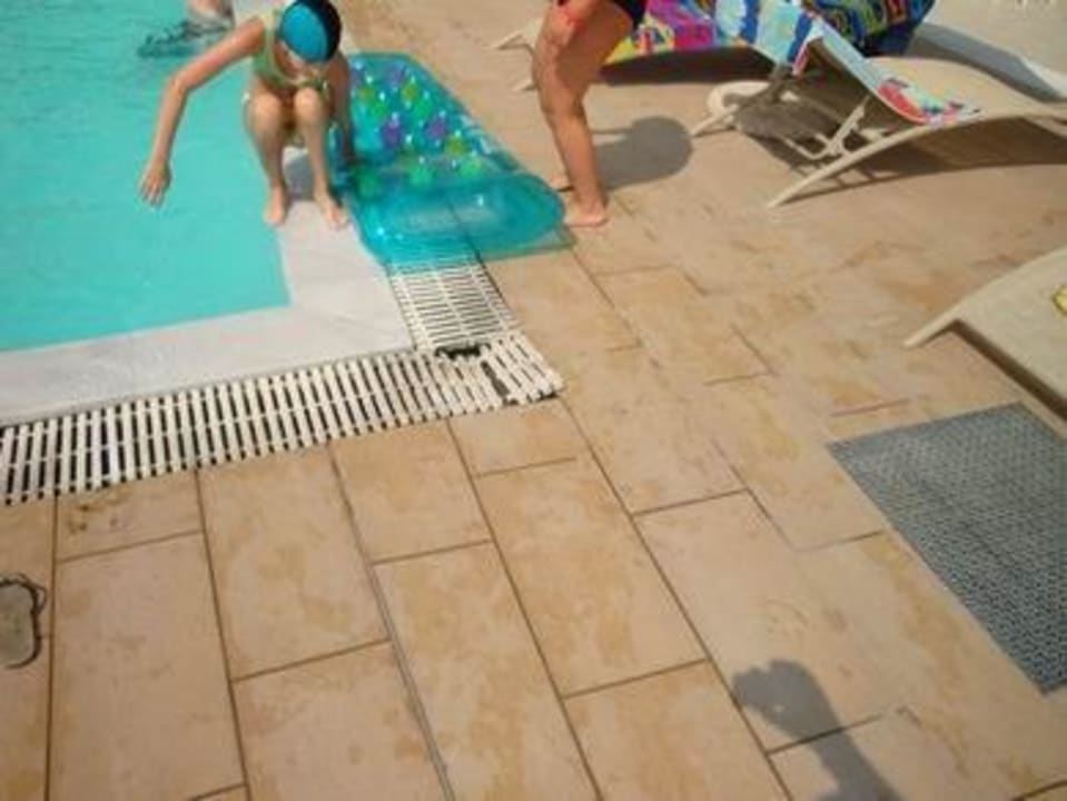 Bord de la grande piscine Olympian Bay Grand Resort