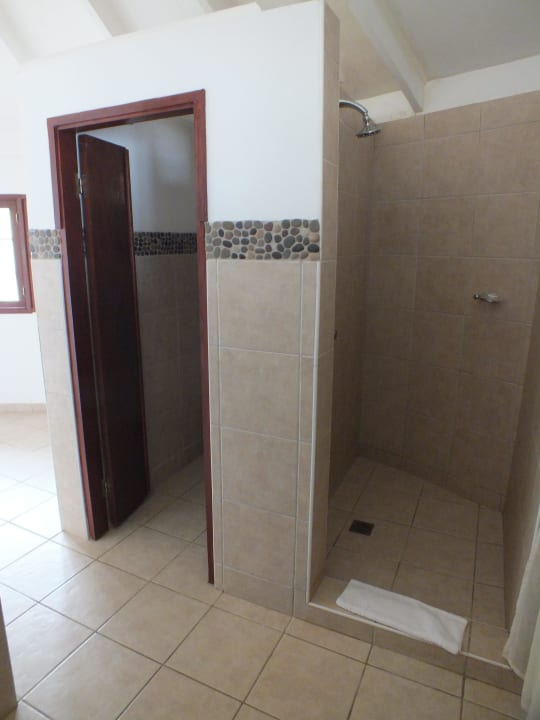 Links Toilette, rechts die Dusche Hotel Bom Bom Island Resort