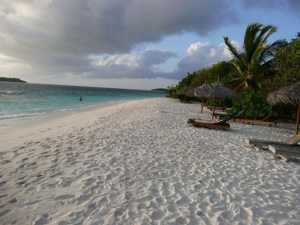 Blick nach rechts kurz vor dem Sonnenuntergang NH Collection Maldives Reethi Resort