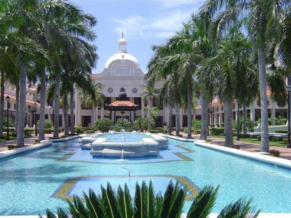 Blick zur Paza und Hauptgebäude Hotel Riu Palace Riviera Maya