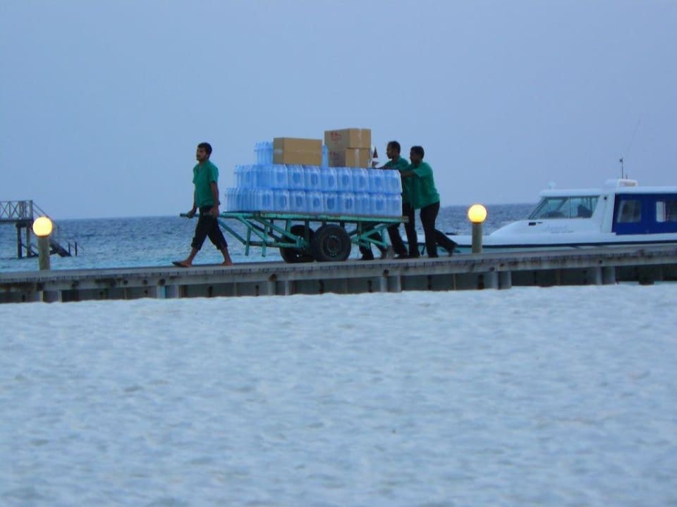 Mühsames Abladen - Hier Wasserversorgung Thulhagiri Island Resort