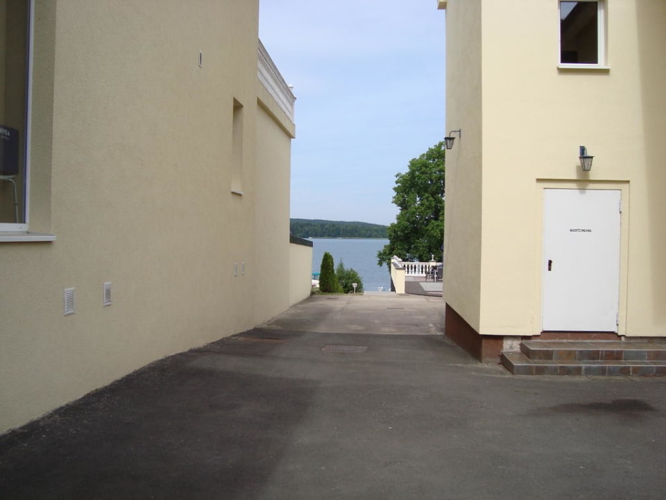 Durchgang zwischen den beiden Häusern Hotel-Resort Märkisches Meer