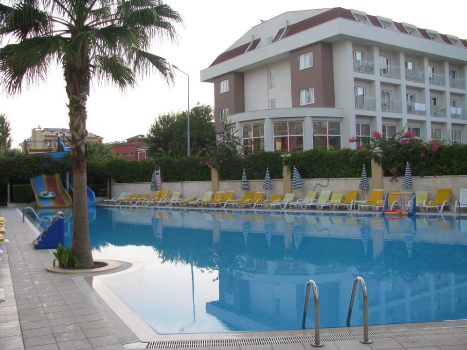 Widok na basen Hotel Camyuva Beach