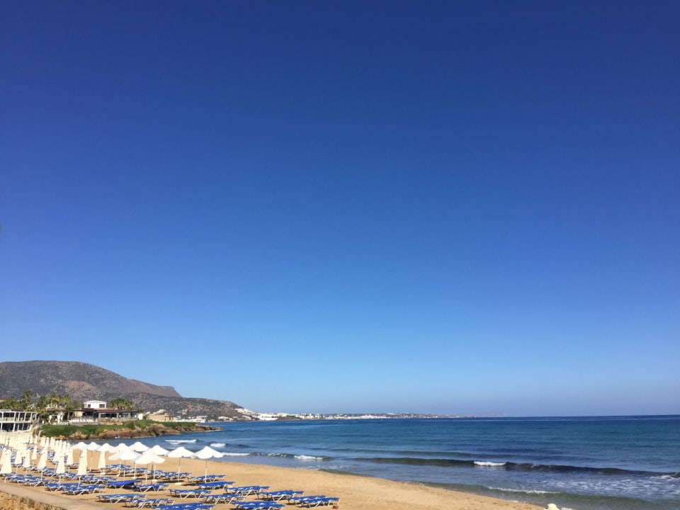 Blaue Liegen gehören zum Hotel Kernos Beach Hotel & Bungalows