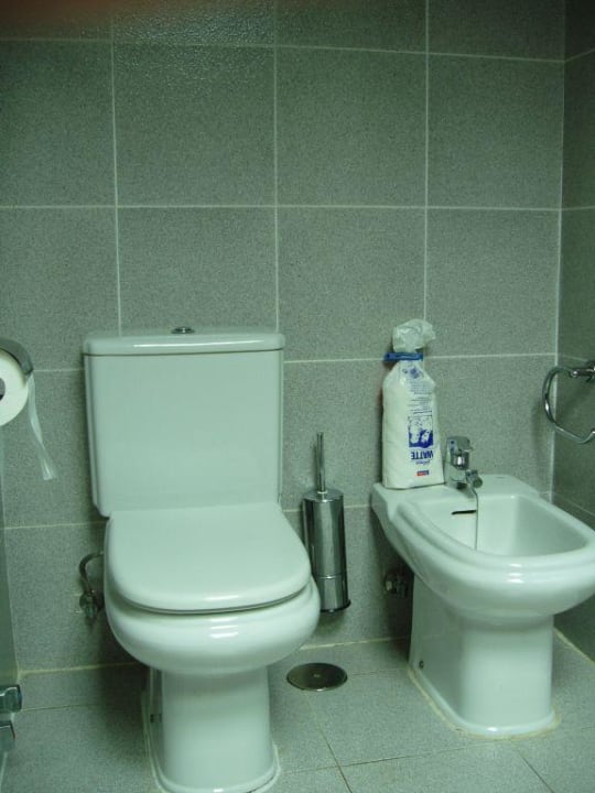 Zimmer 403 WC und Bidet im Badezimmer BLUESEA Costa Jardin Spa