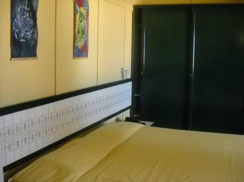 Zimmer - Doppelbett und Schrank VOI Vila do Farol Resort