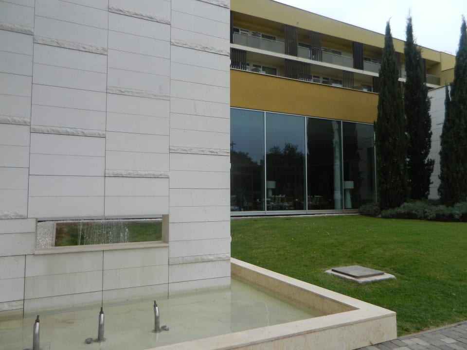 Springbrunnen vor dem Eingang Garden Istra Plava Laguna - Hotel & Residence