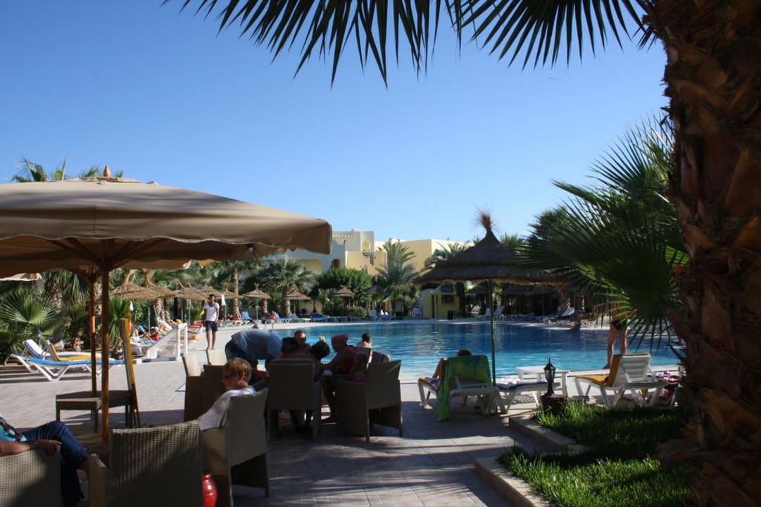 Der Pool von der Bar aus gesehen The Ksar Djerba Charming Hotel & SPA