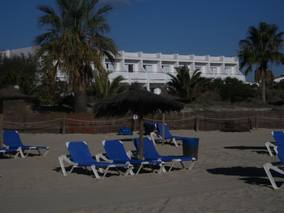 Blick vom Strand auf das Hotel Grand Palladium White Island Resort & Spa