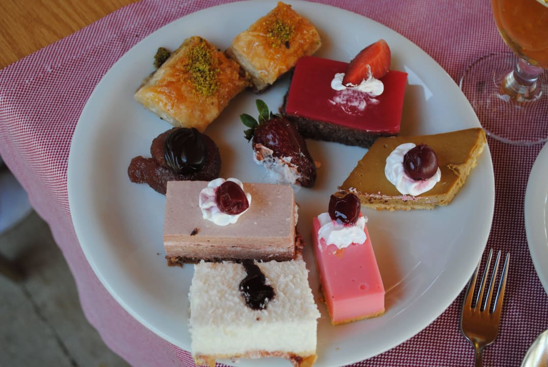 Lecker Dessert Hotel Meryan