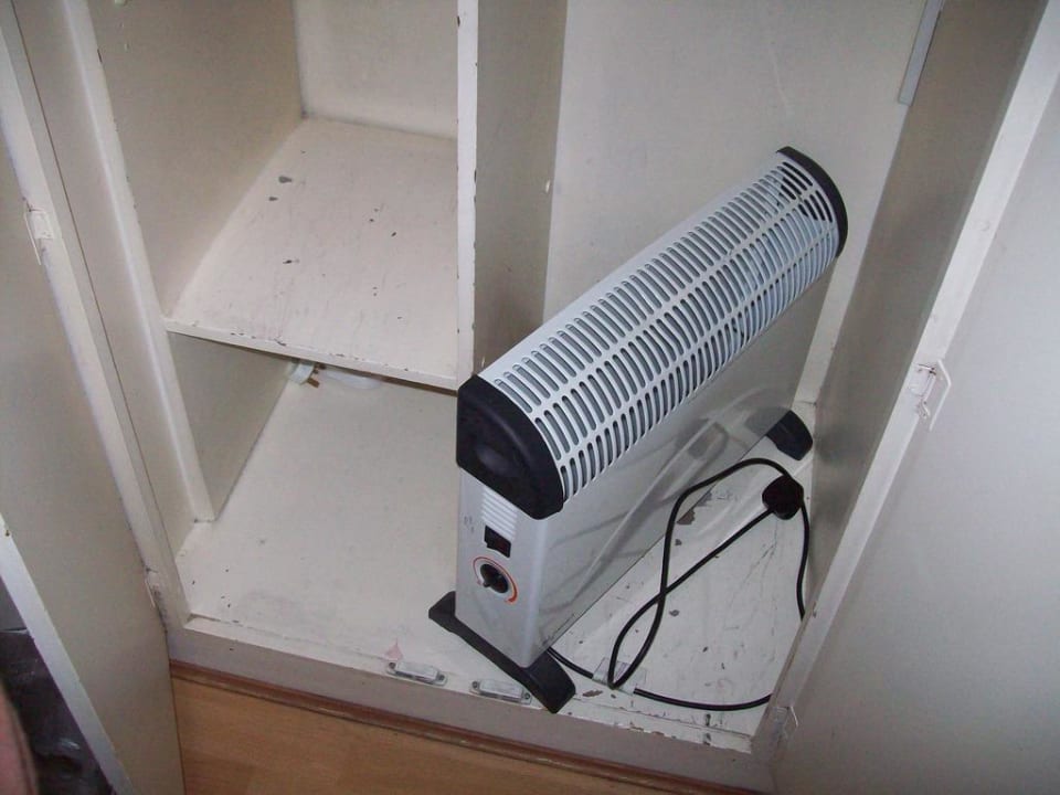 Der Kleiderschrank und die Heizung Hotel Prince William