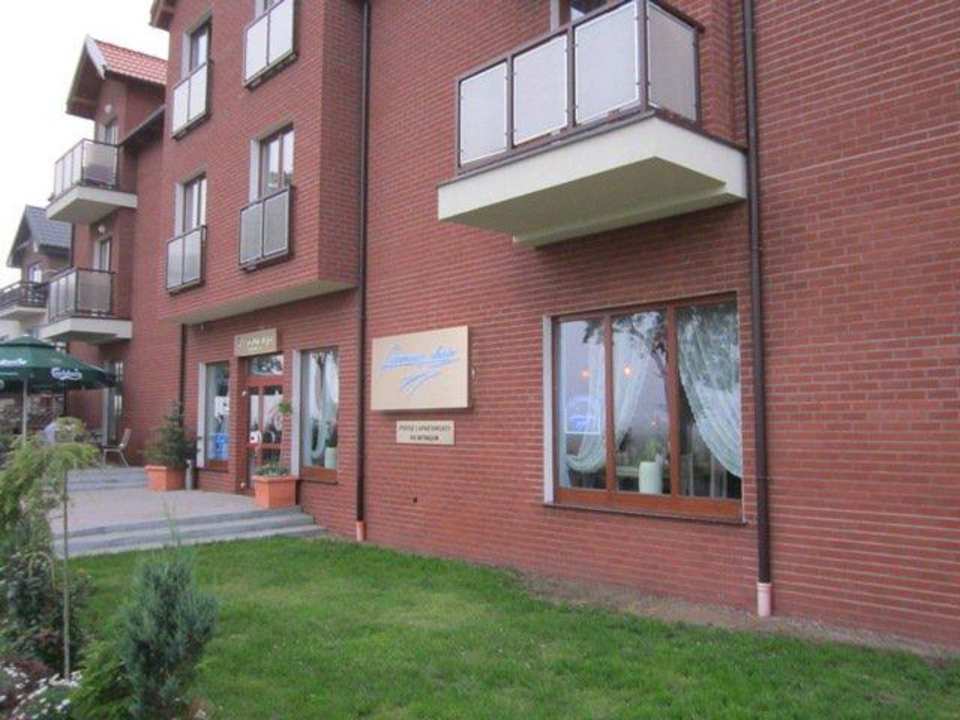 Od ulicy Apartments Lazurowy Dwor