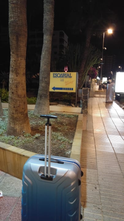 Eingang von der Straße  Bull Escorial & Spa