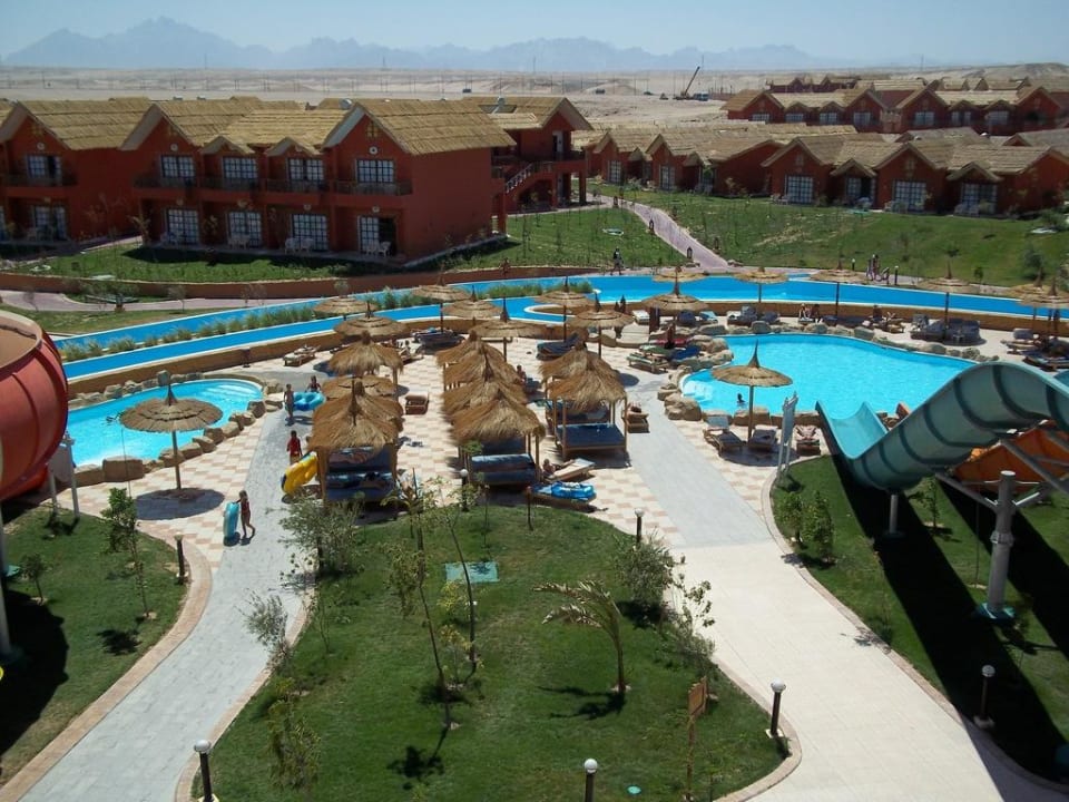 Im Hintergrund zu sehen der Poolkanal Pickalbatros Jungle Aqua Park Resort - Neverland Hurghada