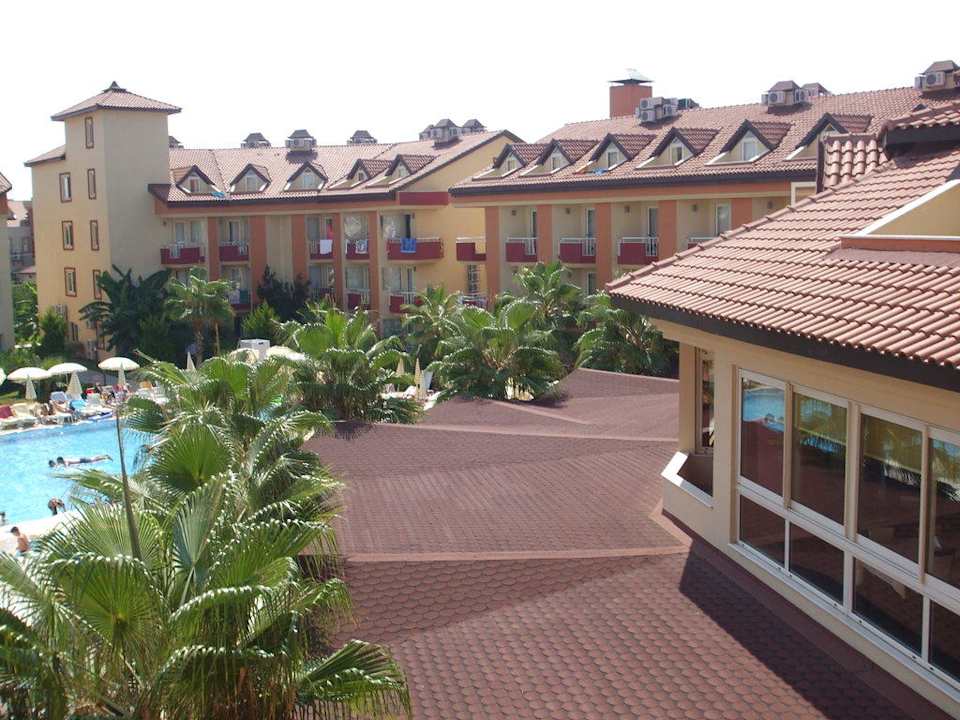 Rechts zu sehen: Restaurant Hotel Orfeus Park