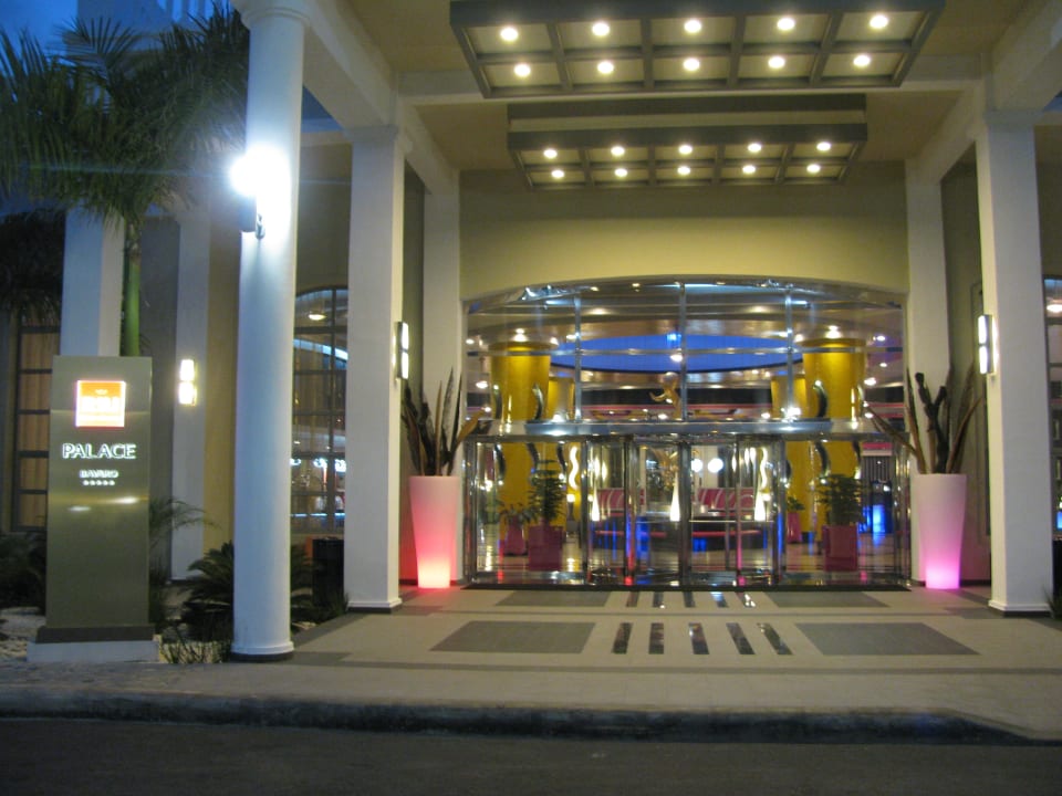 Eingang am Abend Hotel Riu Palace Bavaro