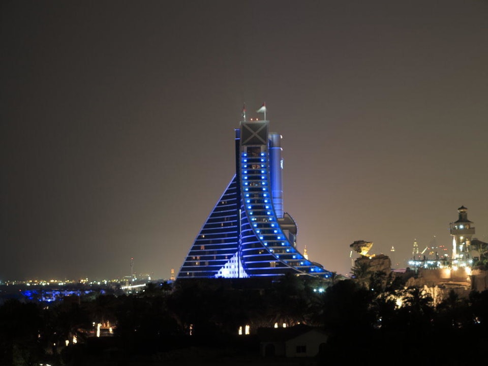 Ausblick vom Balkon auf das Jumeirah Beach Hotel Jumeirah Mina Al Salam