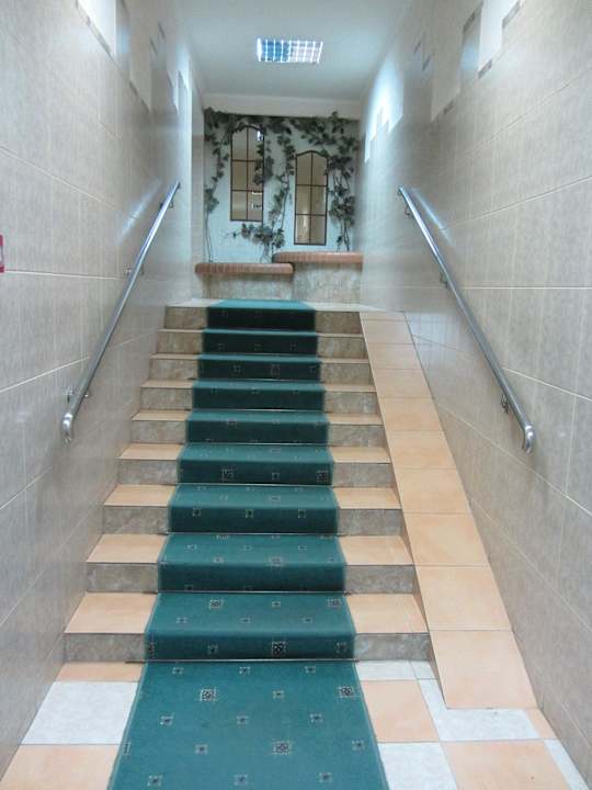 Лестница к лифту Hotel Holosiyvsky