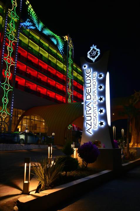 Hotelansicht bei Dunkelheit Azura Deluxe Resort & Spa Hotel