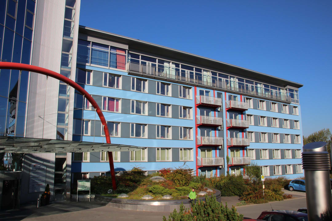 Ostseite mit Eingang Bio-Seehotel Zeulenroda