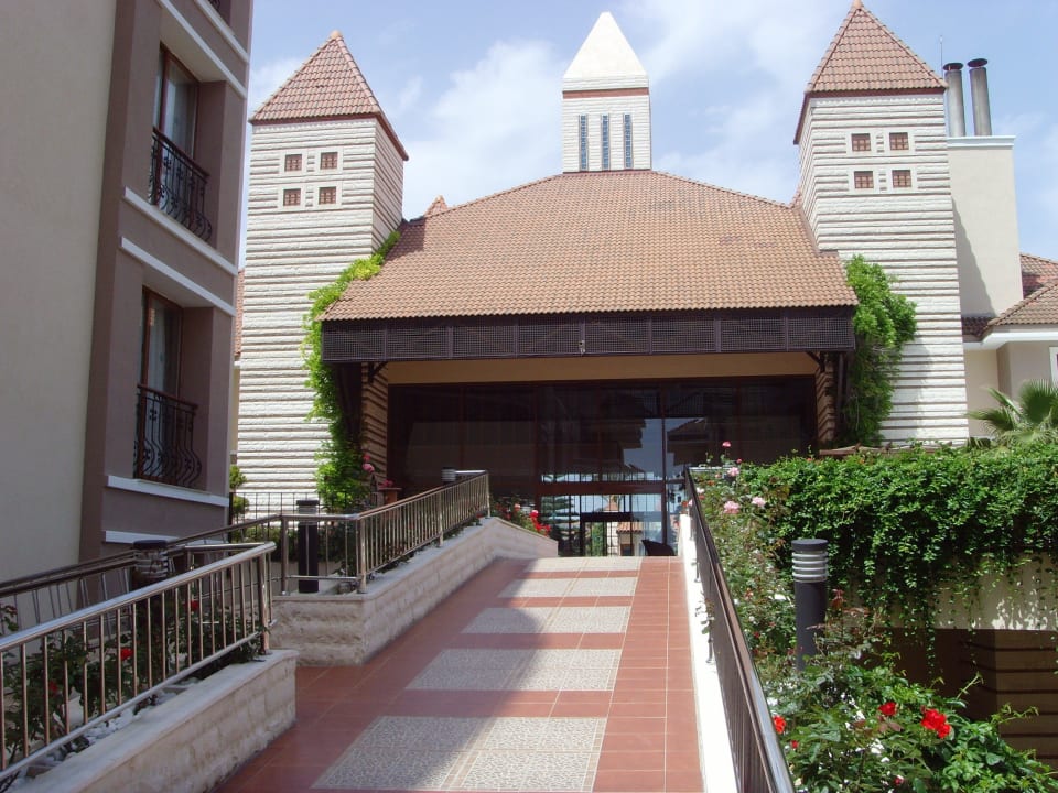 Weg von Hotelanlage zur Rezeption Hotel Turan Prince