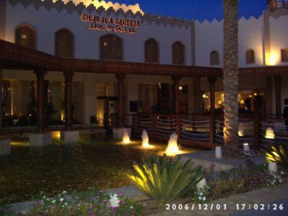 Hoteleingang bei Nacht Ghazala Gardens
