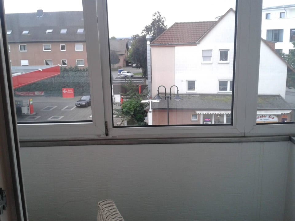 Aussicht zur Straßenseite, naja  Hotel Kaiserpfalz