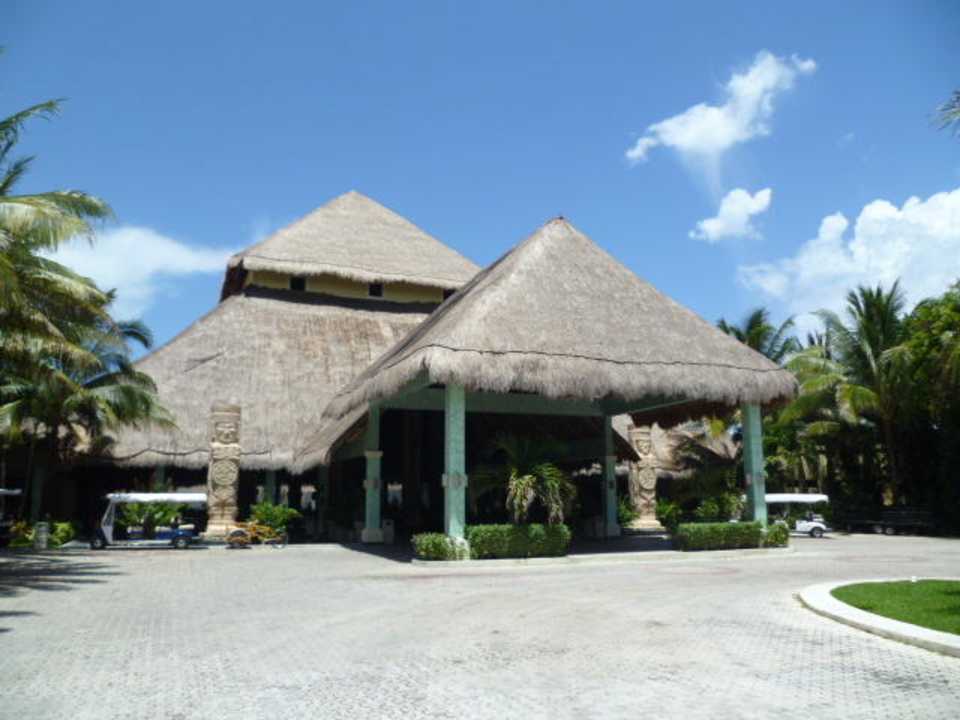 Eingang zum White Sand Resort Grand Palladium Select White Sand Resort & Spa