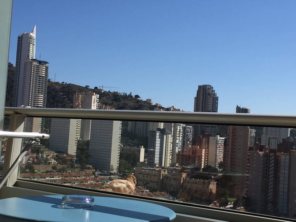 Blick auf den Balkon im 12. Stock.  Hotel Levante Club