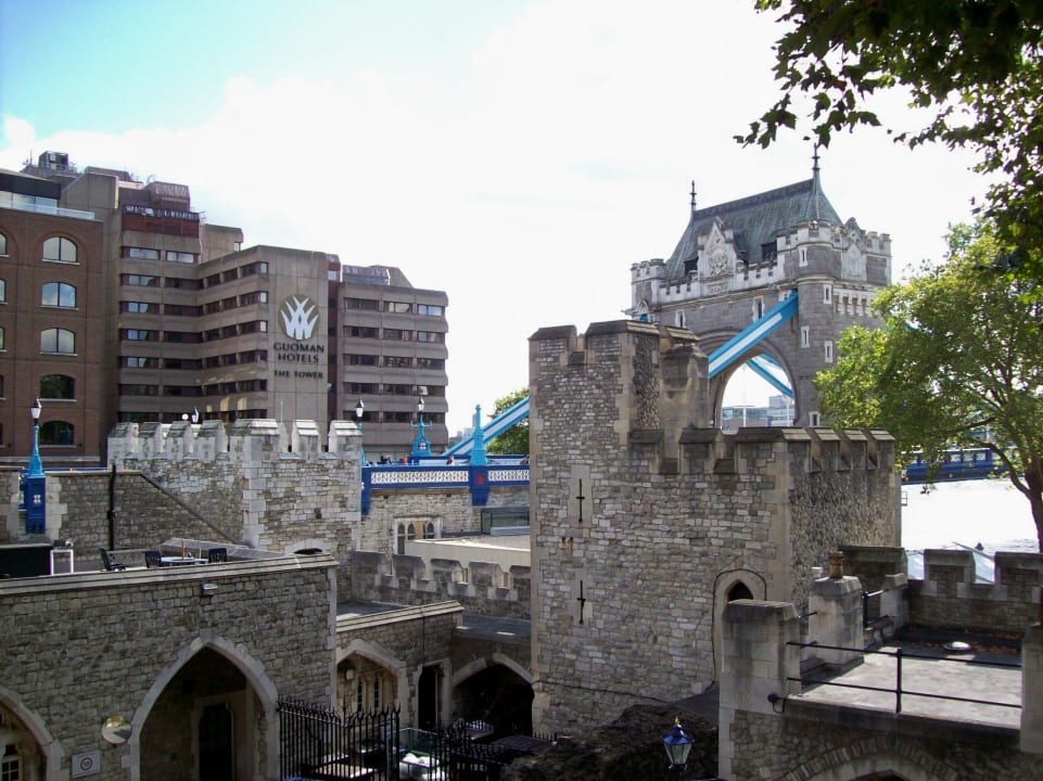 Bild vom Hotel direkt aus dem Tower geschossen The Tower - A Guoman Hotel