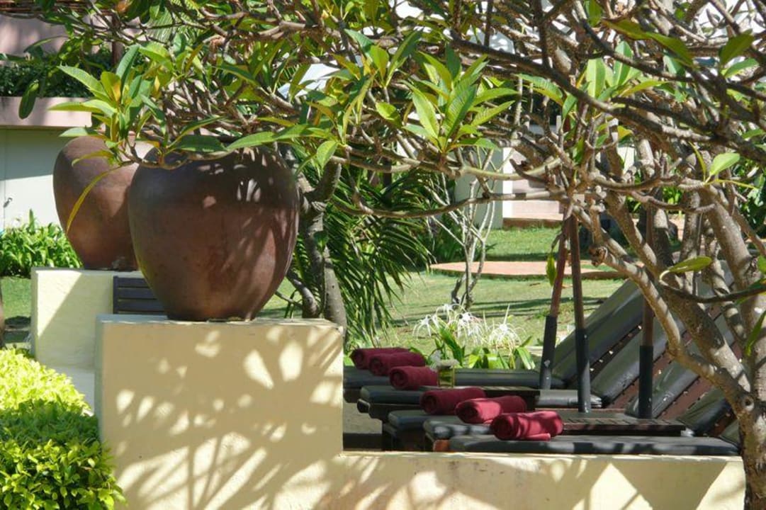 Ein teil der Poolliegen Le Vimarn Cottages & Spa