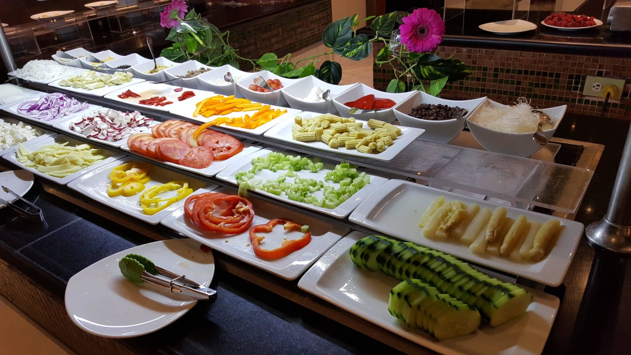 Auswahl und Präsentation im Buffetrestaurant JOIA Paraiso by Iberostar