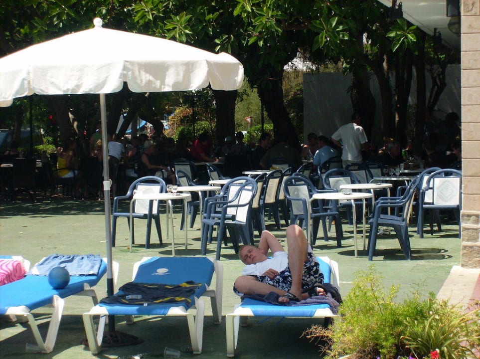 Liegen im Poolbereich Hotel Mariant