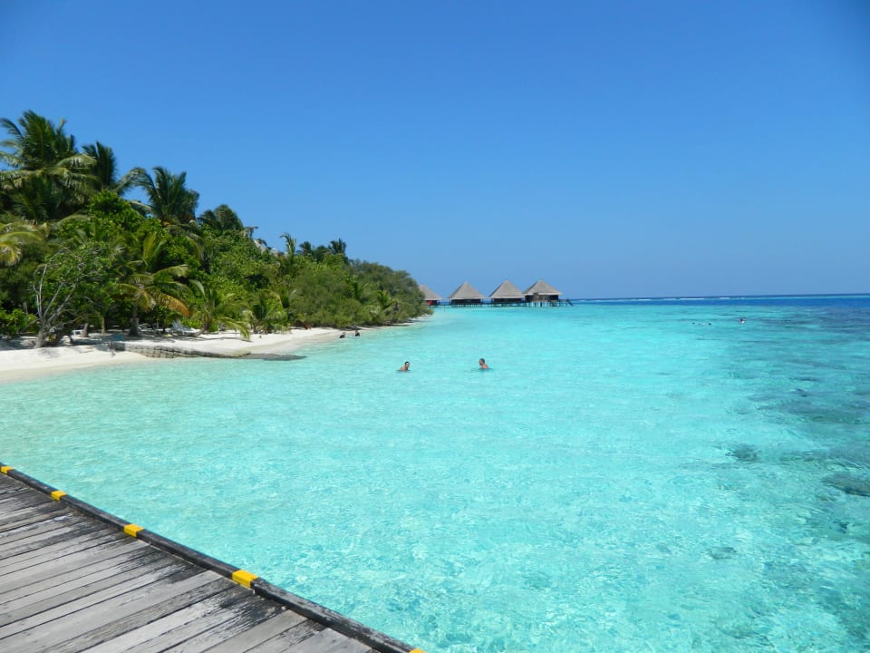 Steg der Wasserbungis Blick zur Bar Adaaran Club Rannalhi - All Inclusive