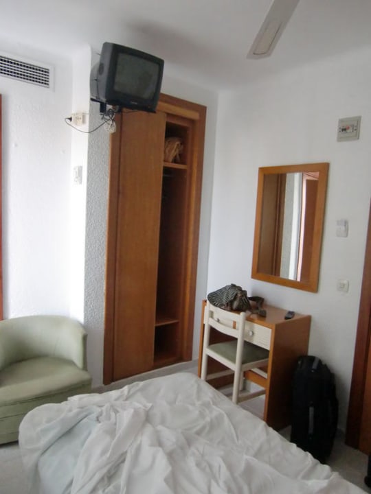 Mit Blick auf den Kleiderschrank  BG Hotel Caballero