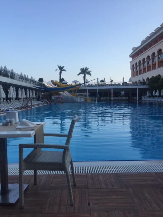 Morgens am Pool Dream World Resort & Spa