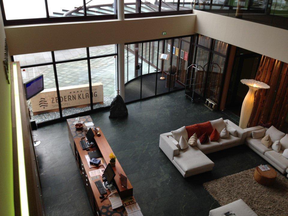 Rezeption mit Sitzgarnitur Spa Hotel Zedern Klang