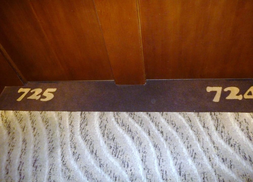 Teppich im Flur mit eingewebten Zimmernummern NYX Hotel Ibiza - adults only