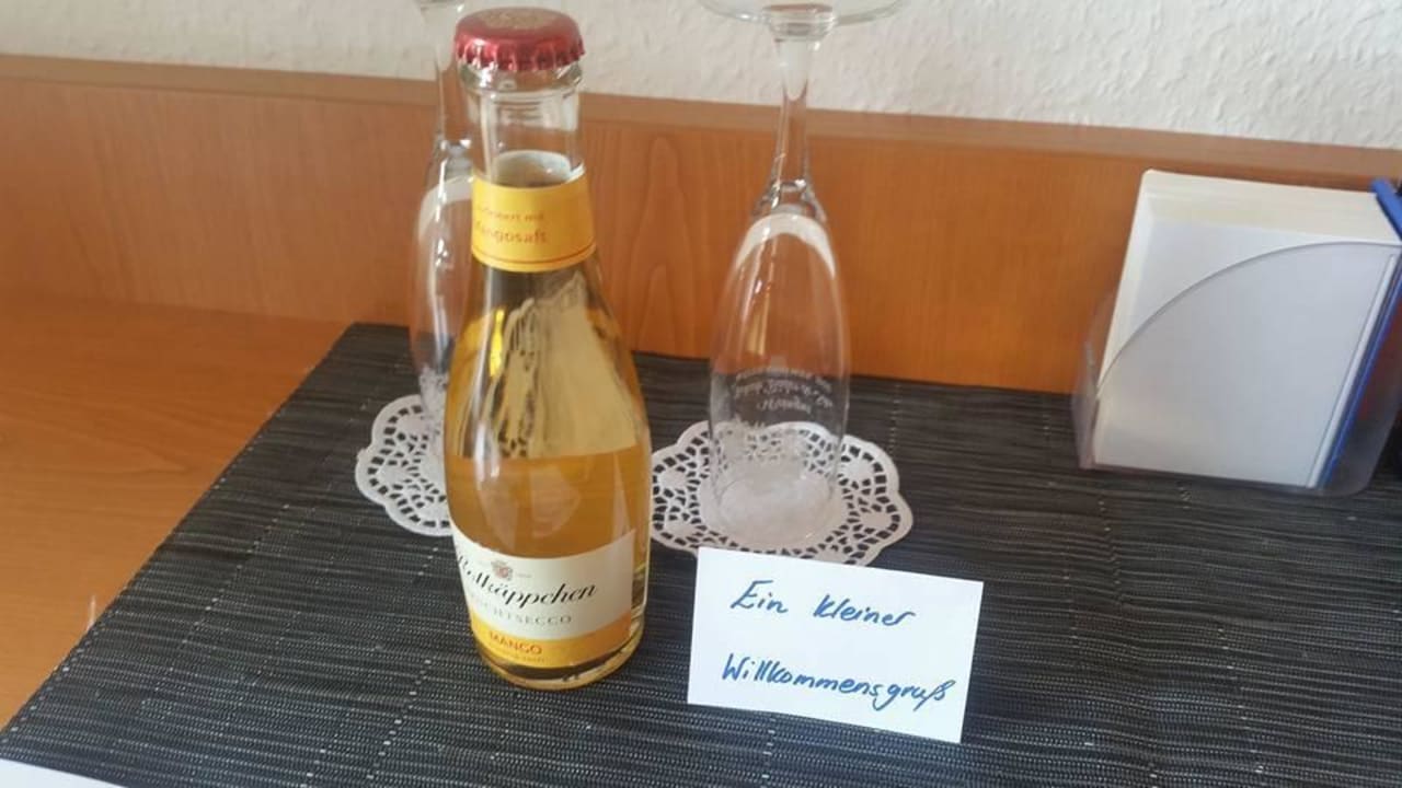 Begrüßungsschlückchen im Zimmer Pension Engelmann