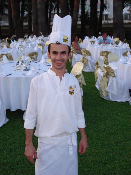 Ein Koch beim Galadinner am Pool Monachus Family Resort Sorgun