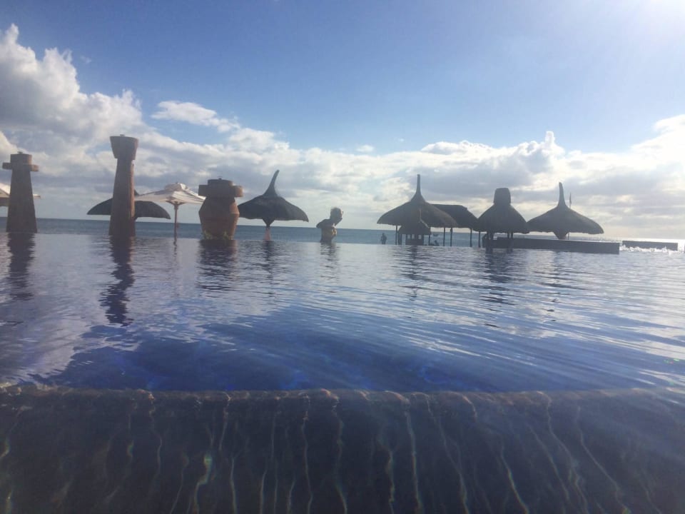 Pool mit Sicht aufs Meer Hotel The Oberoi Mauritius