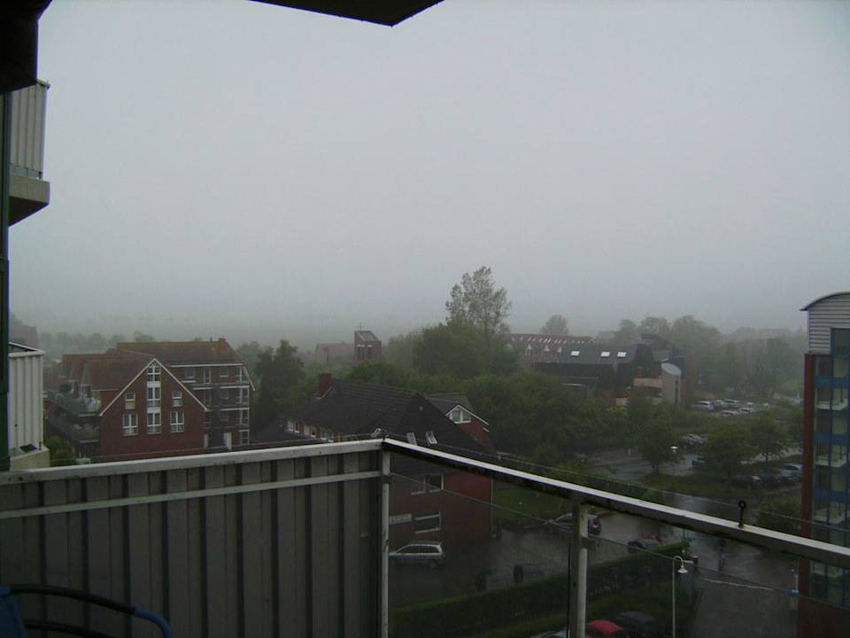 Balkonblick bei Regen, eigentl.sind linksWindmühlen Upstalsboom Hotel am Strand