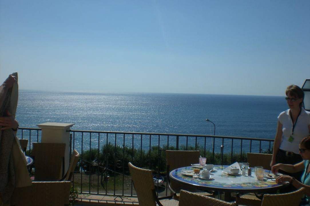 Frühstück auf der Außenterrasse Capo dei Greci Taormina Coast Resort Hotel & Spa